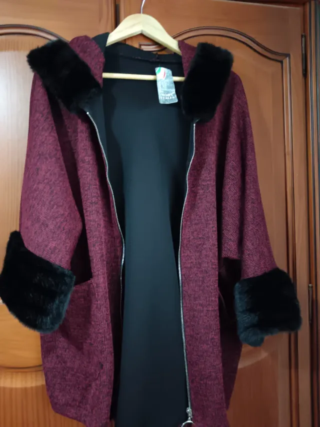 Chaqueta con capucha y pelo