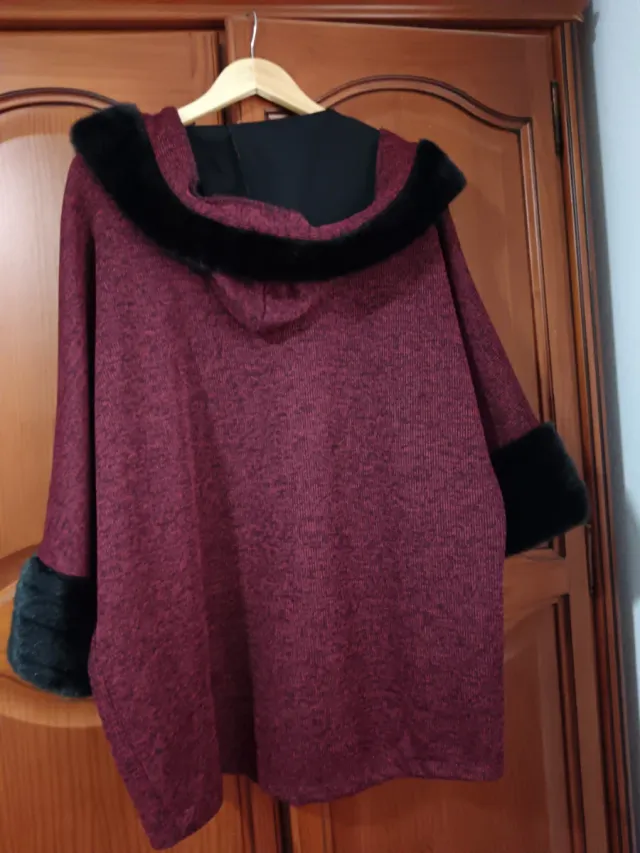 Chaqueta con capucha y pelo