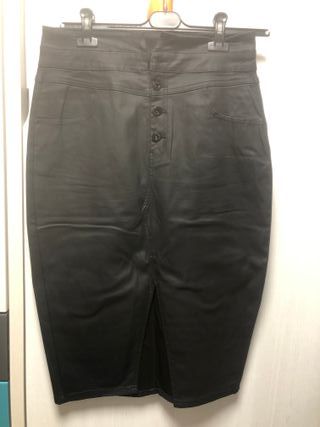 Falda tubo negra efecto piel