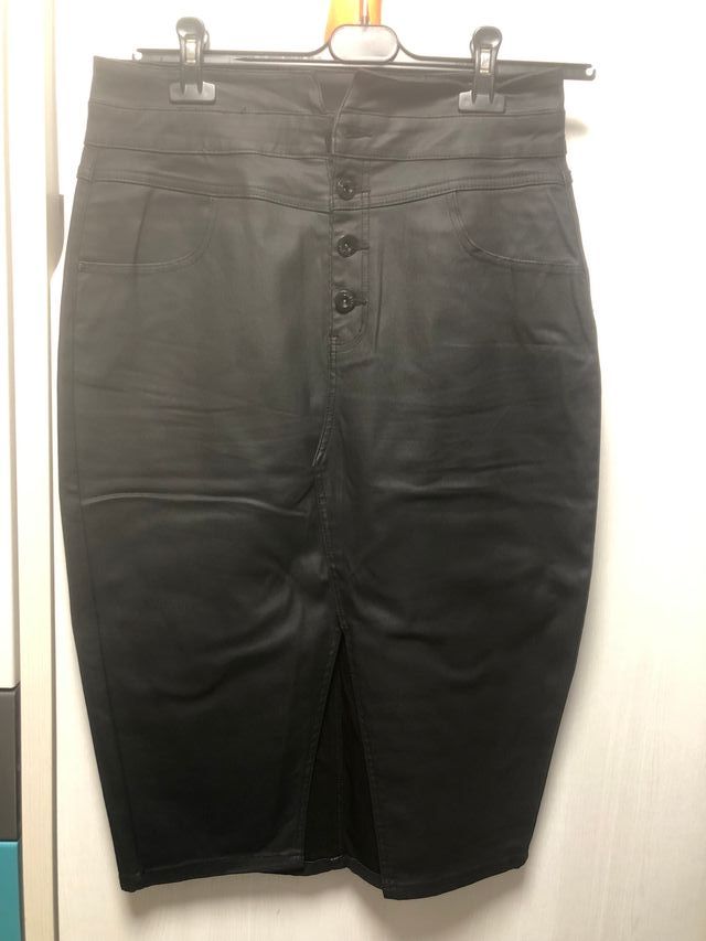 Falda tubo negra efecto piel