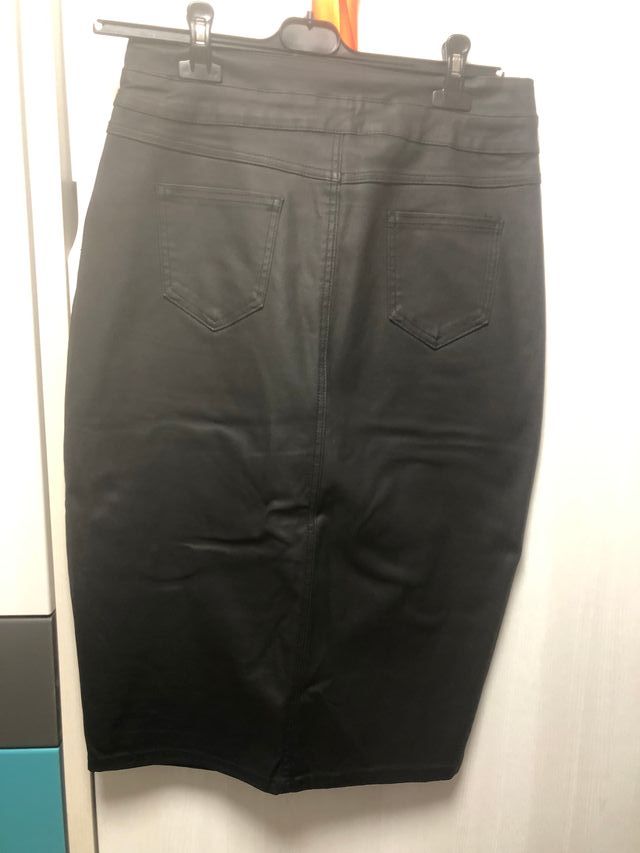 Falda tubo negra efecto piel