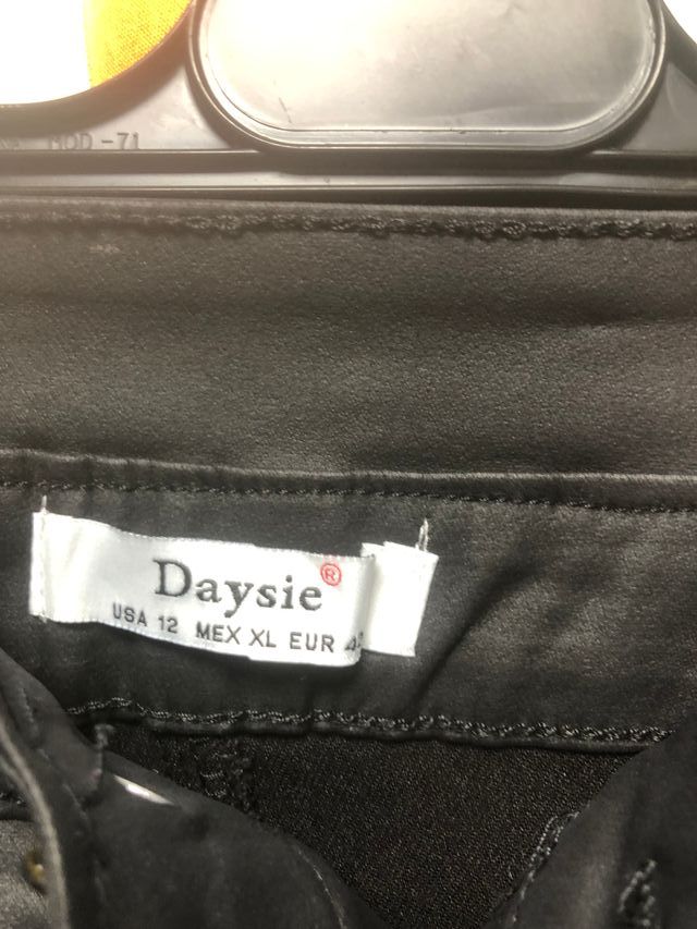 Falda tubo negra efecto piel