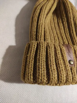 Gorro lana camel pompón pelo natural