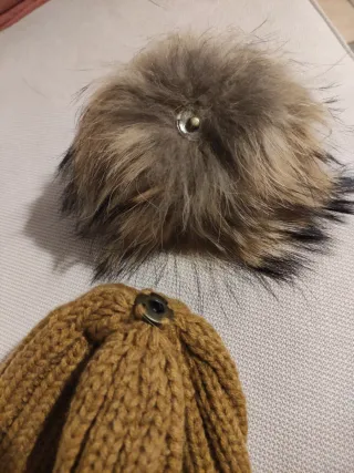 Gorro lana camel pompón pelo natural