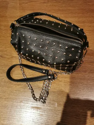 Bolso negro con tachuelas plateadas 22x13x10 cm