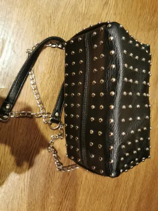 Bolso negro con tachuelas plateadas 22x13x10 cm