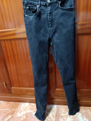 Pantalón vaquero negro pitillo