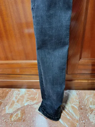 Pantalón vaquero negro pitillo