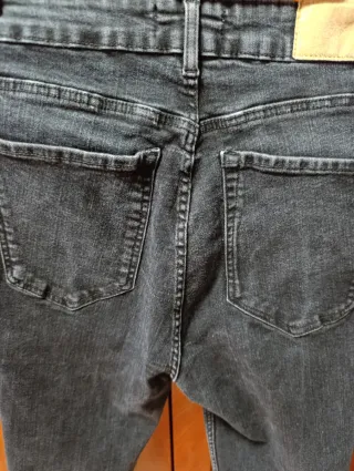 Pantalón vaquero negro pitillo