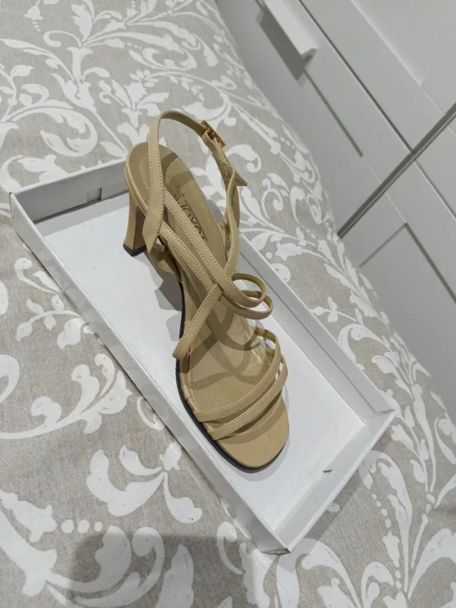 Sandalia tacón beige JOYCA