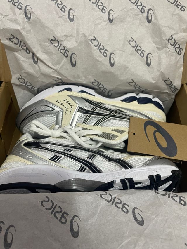 Scarpa ASICS Argento e Bianco