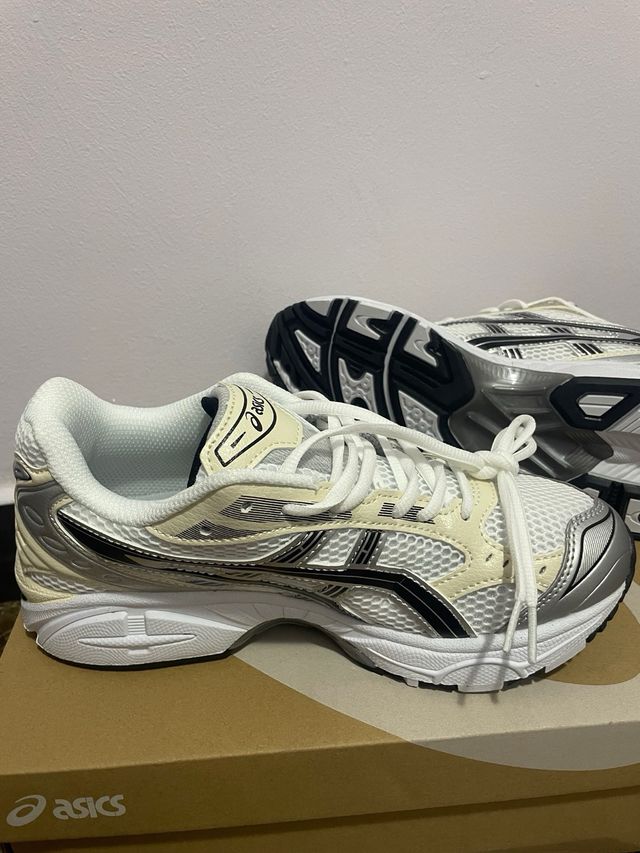 Scarpa ASICS Argento e Bianco