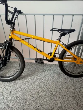 Bicicleta BMX Amarilla