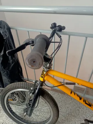 Bicicleta BMX Amarilla