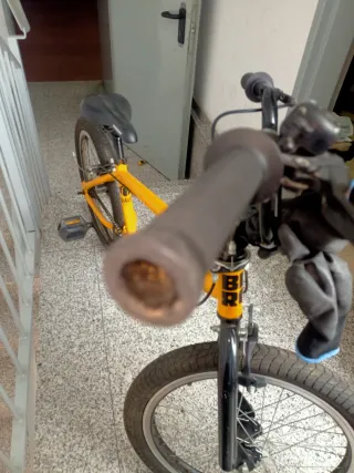 Bicicleta BMX Amarilla