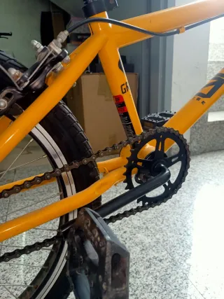 Bicicleta BMX Amarilla