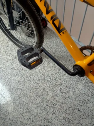 Bicicleta BMX Amarilla