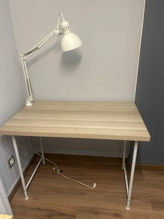 Mesa de estudio madera y metal con lámpara