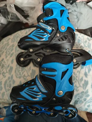 Patines en línea azules y negros
