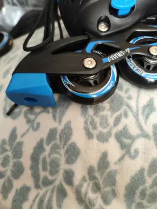 Patines en línea azules y negros