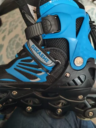 Patines en línea azules y negros