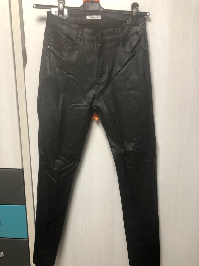 Pantalón negro efecto cuero negro etiqueta