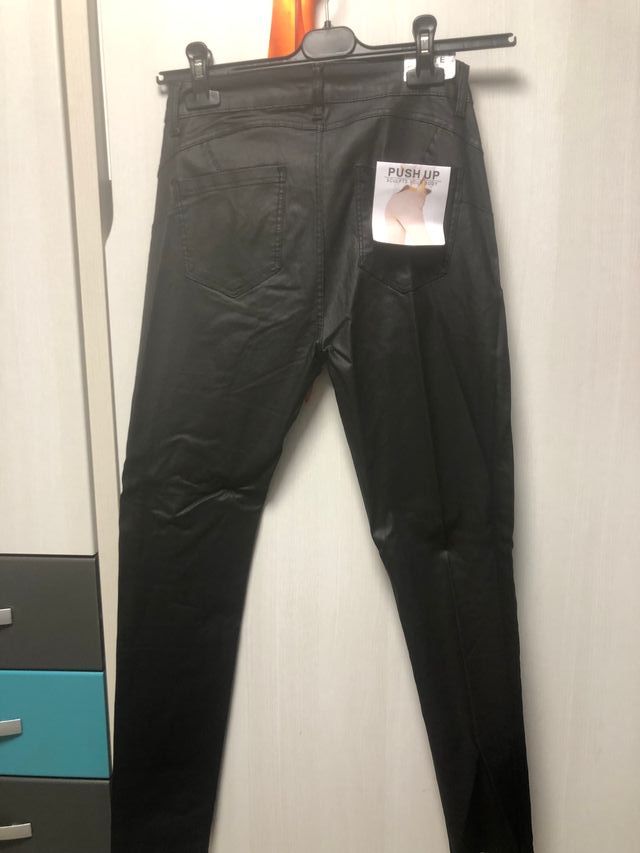 Pantalón negro efecto cuero negro etiqueta