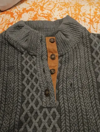 Jersey gris con cuello alto y botones