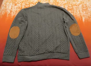 Jersey gris con cuello alto y botones