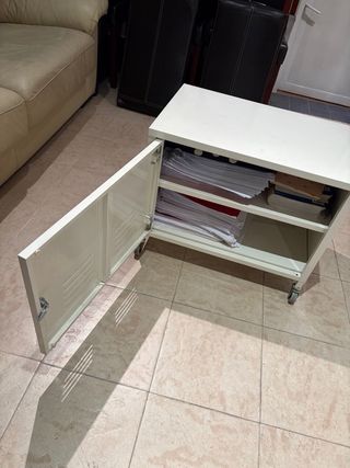 Mueble metálico blanco con puerta