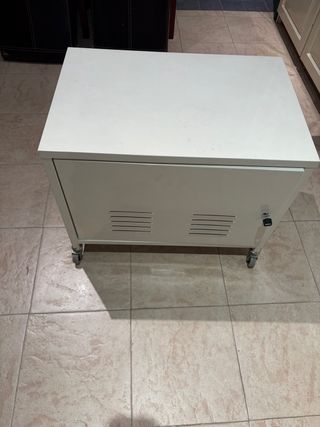 Mueble metálico blanco con puerta