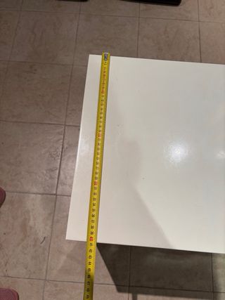 Mueble metálico blanco con puerta