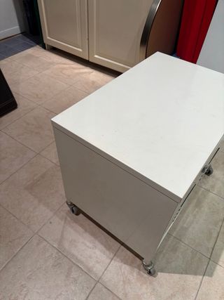 Mueble metálico blanco con puerta