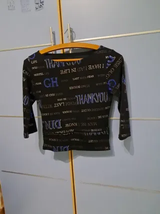 Camiseta negra con estampado multicolor