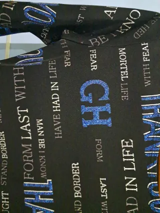 Camiseta negra con estampado multicolor