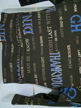 Camiseta negra con estampado multicolor