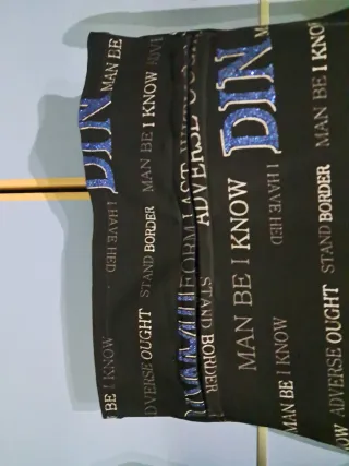 Camiseta negra con estampado multicolor