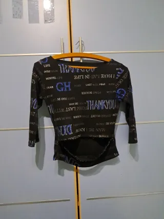 Camiseta negra con estampado multicolor