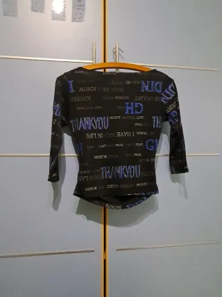 Camiseta negra con estampado multicolor