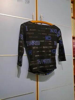 Camiseta negra con estampado multicolor