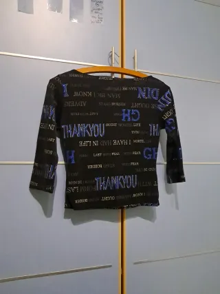 Camiseta negra con estampado multicolor