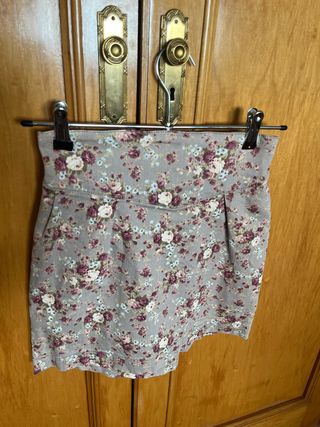 Falda floral beige y morada