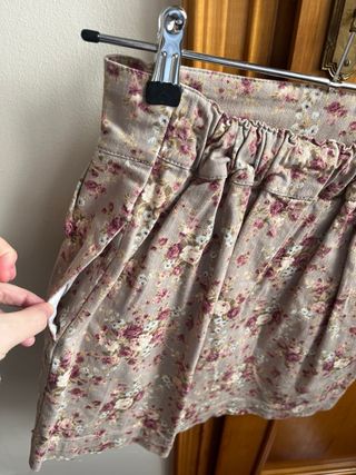 Falda floral beige y morada