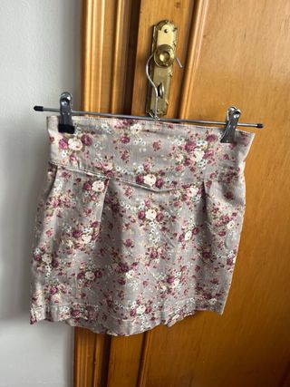 Falda floral beige y morada