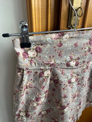 Falda floral beige y morada