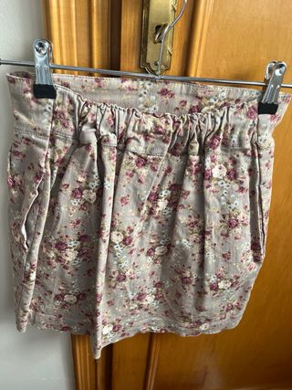 Falda floral beige y morada