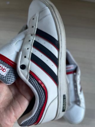 Zapatillas Adidas de piel — clásicas y cómodas