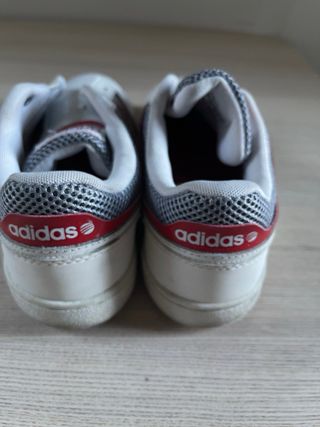 Zapatillas Adidas de piel — clásicas y cómodas