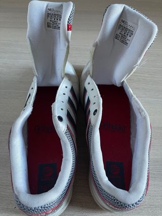 Zapatillas Adidas de piel — clásicas y cómodas