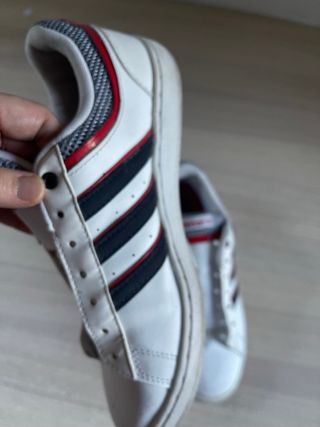 Zapatillas Adidas de piel — clásicas y cómodas